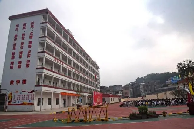 阳春一职业技术学校开学典礼，三百多名新生参加活动