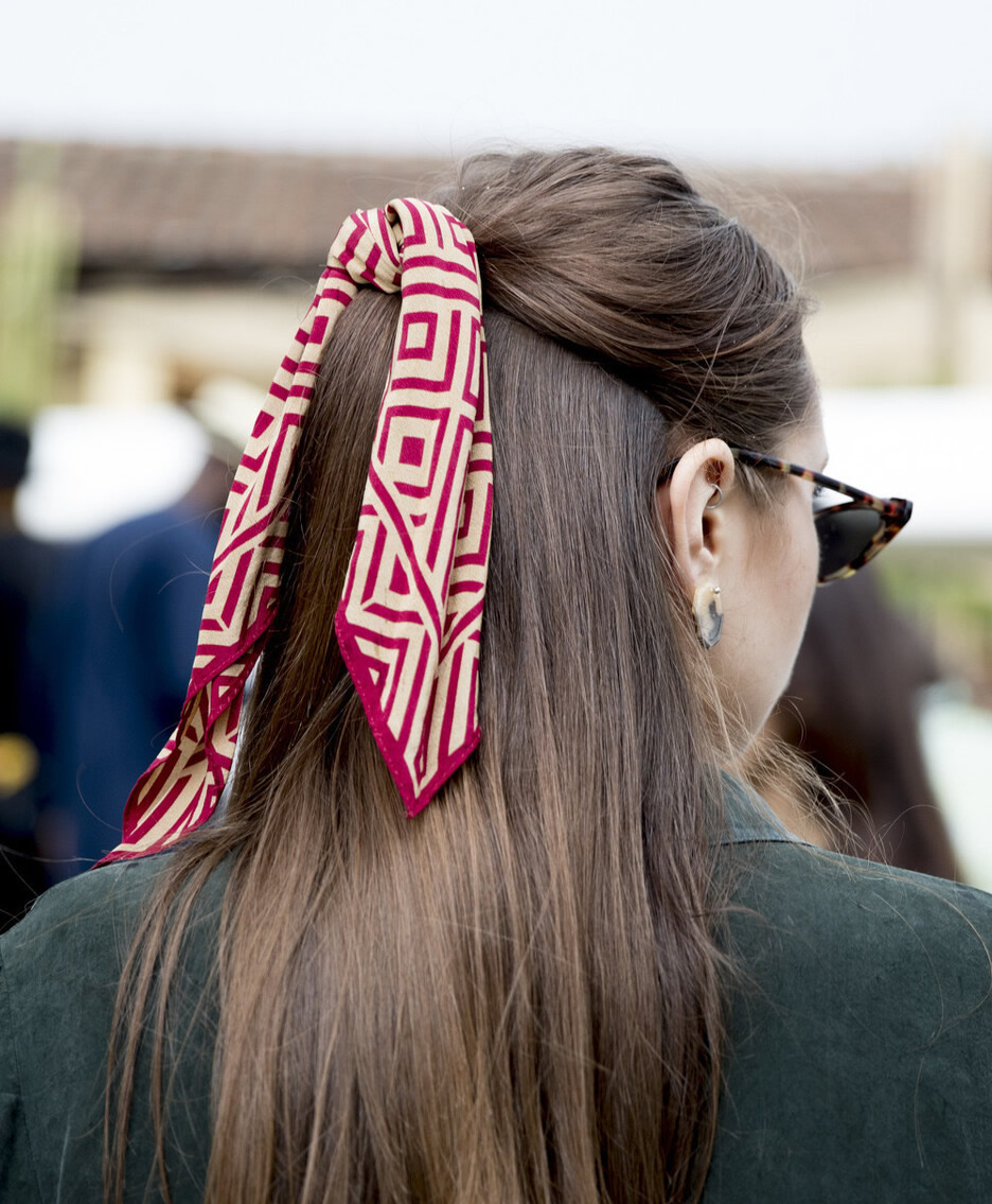 方形丝巾折成长条绑在头发上,浪漫又时尚