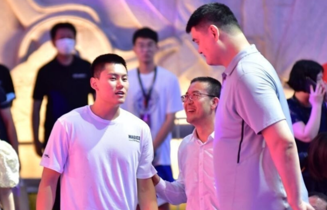 李弘权为什么不参加nba选秀(从冲击NBA，到无球可打！场均仅4分，你真的不是中国男篮未来)