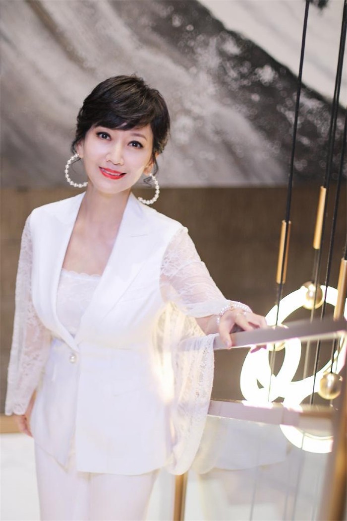 开春烫头,中年女性要避开"大妈卷",这4种显年轻显气质