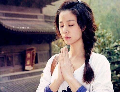 经过云谷禅师的教诲,袁了凡把往日之罪过,身上的不足,一一在佛前忏悔.