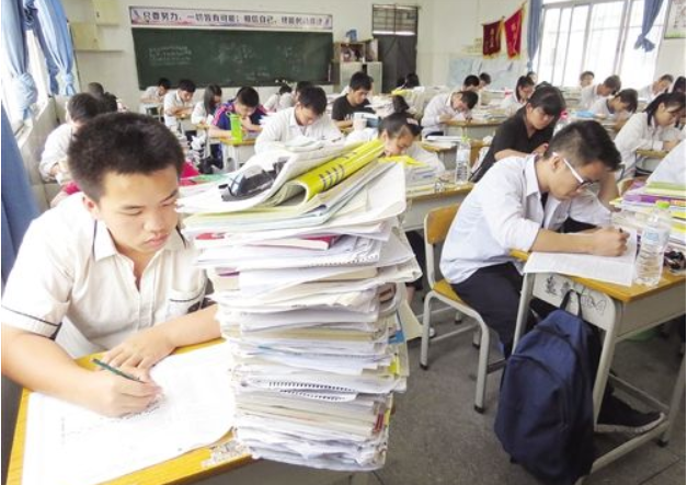 天津教育发布通知，2022高考“升学捷径”被堵死，本地生却很开心