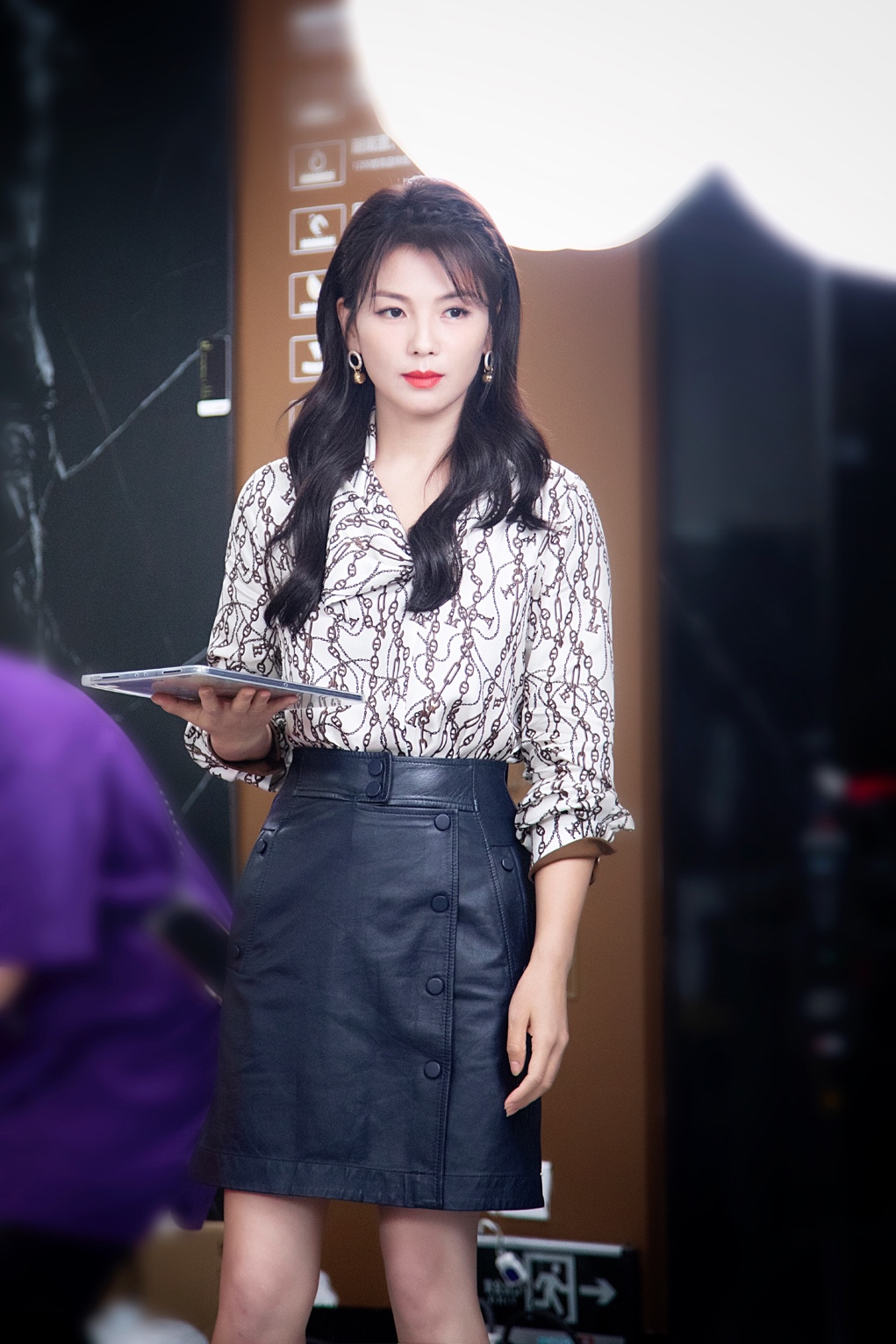 印花衬衫搭黑色皮短裙,自带亲和力