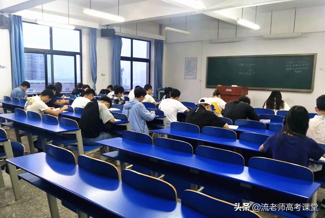 大学体育选网球还是足球(大学生如何充实大学生活？“社团”可参加，“三个证书”最好获得)