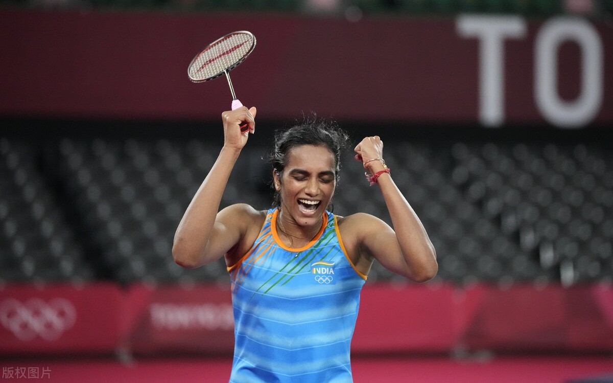北京奥运会羽毛球女单铜牌(印度终于结束多日无奥运奖牌的尴尬！辛杜战胜何冰娇羽毛球女单摘铜，印度总理莫迪：你就是全印度的骄傲)