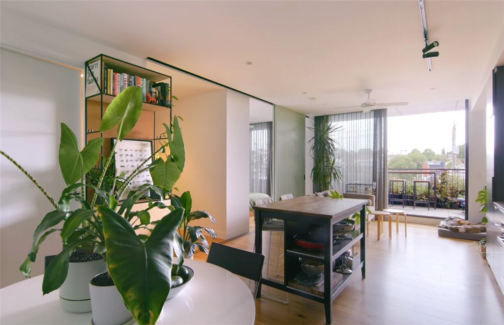 独居姑娘的1室2厅小家，55㎡面积做成开放式，卧室推拉门太实用了