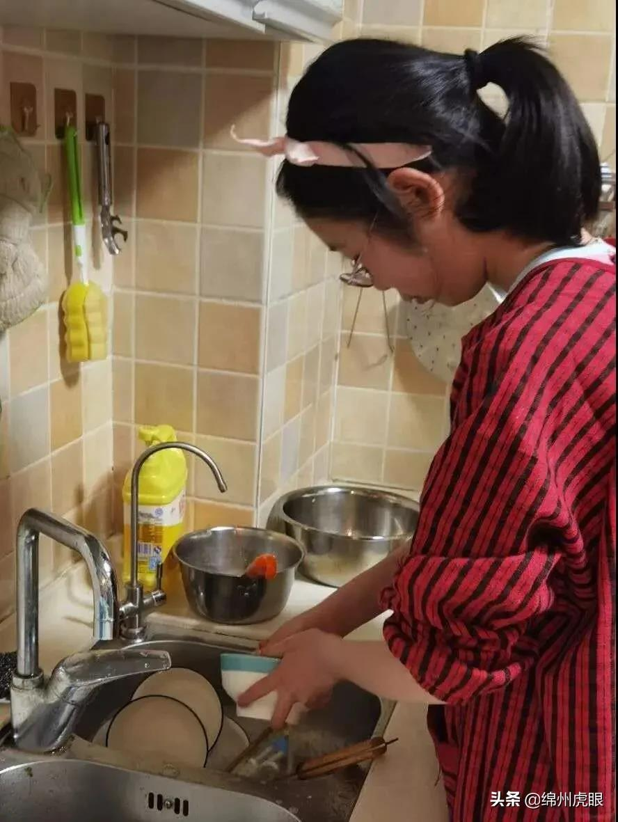 好心疼！绵阳十二三岁的娃娃，竟被学校赶下田去插秧子