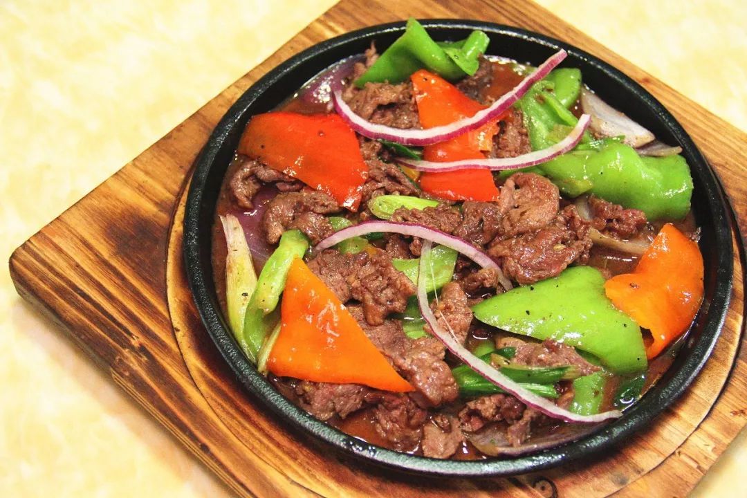 图片[1]-【铁板火锅肉片】做法步骤图 美味过瘾又营养丰富-起舞食谱网