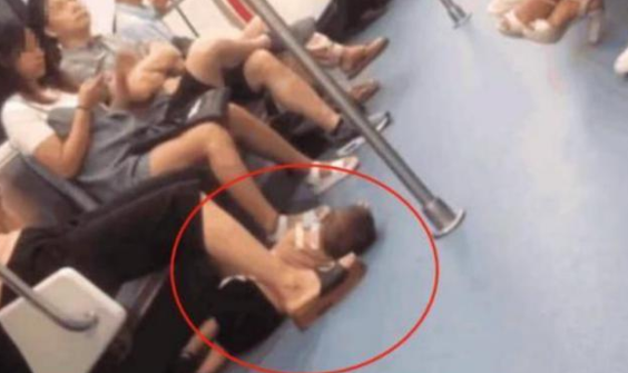 地铁上，男童躺地上一动不动，看到孩子的手，乘客立刻报了警