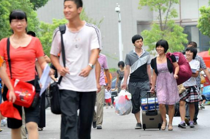 “我不是家长，是学生本人”，院校新生报到现场，70后被误会