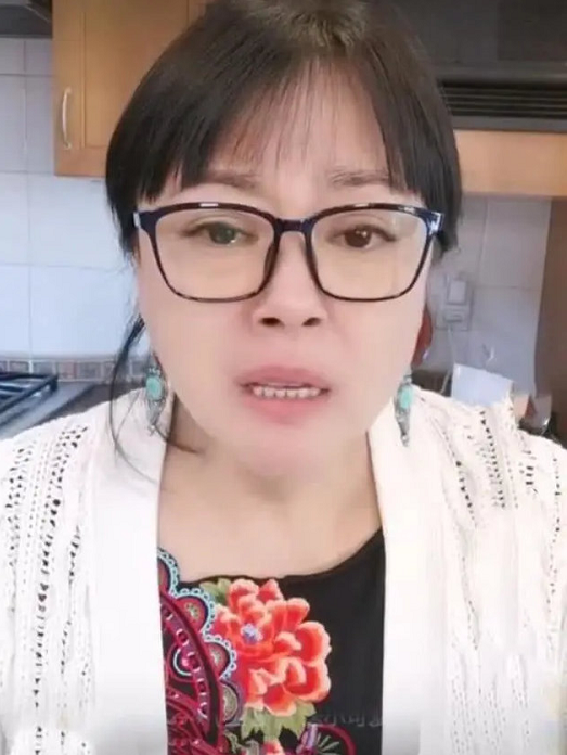 原形毕露？弃养子恋鲜肉，演《安家》被求出山，50岁被曝诈骗千万