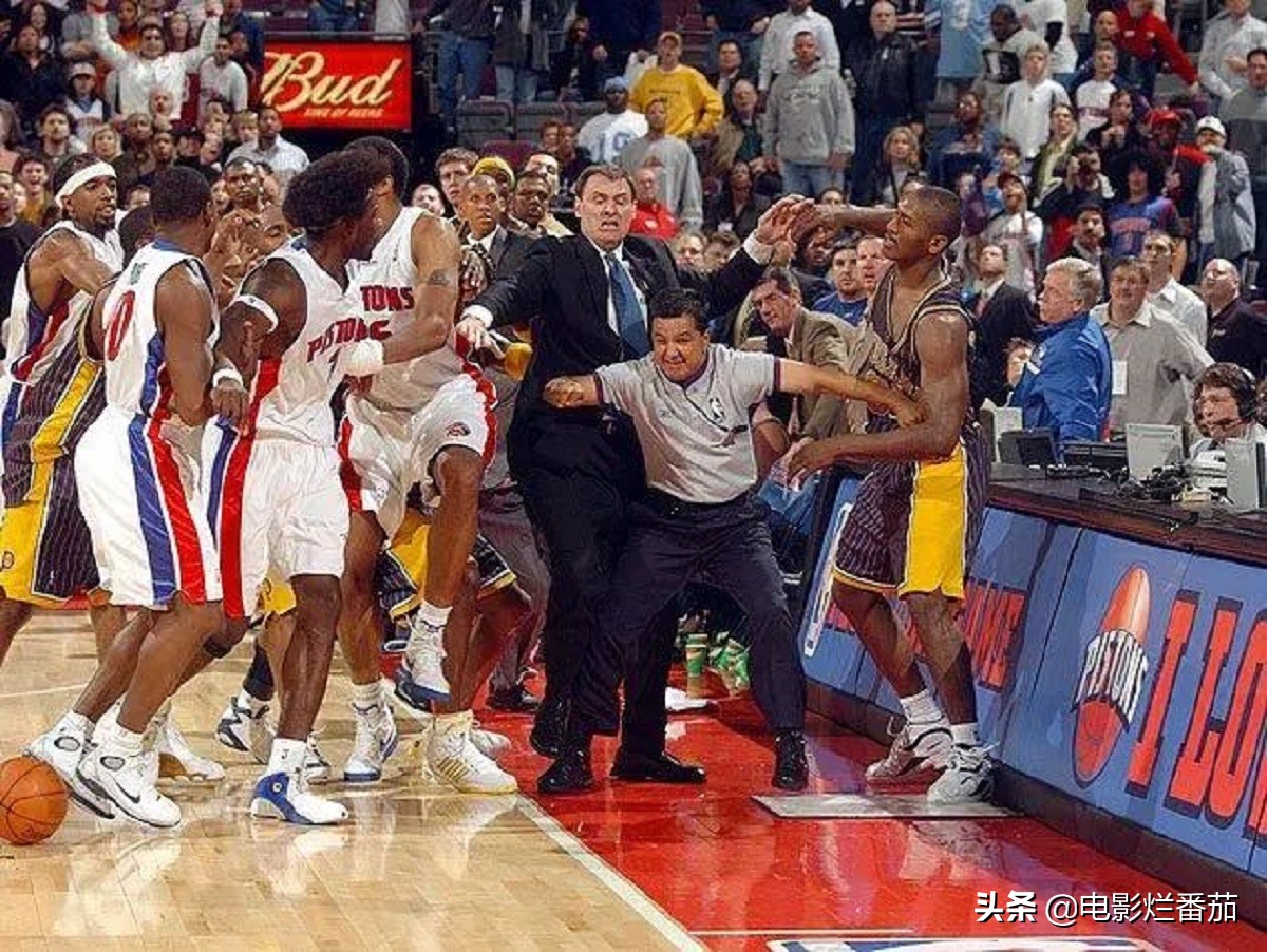 nba球星有哪些紀(jì)錄片（史上最慘烈的NBA斗毆現(xiàn)場(chǎng)！這部紀(jì)錄片，揭開(kāi)奧本山宮殿沖突之謎）