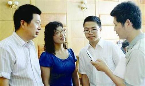 高考作文755字得满分，30字老师都不认识，阅卷组长写2000字注释