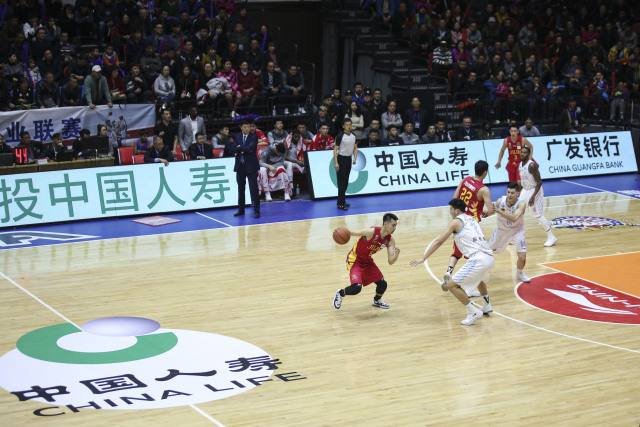 cba为什么不换地板(CBA主场地板为何不效仿NBA，放置主队Logo呢？)