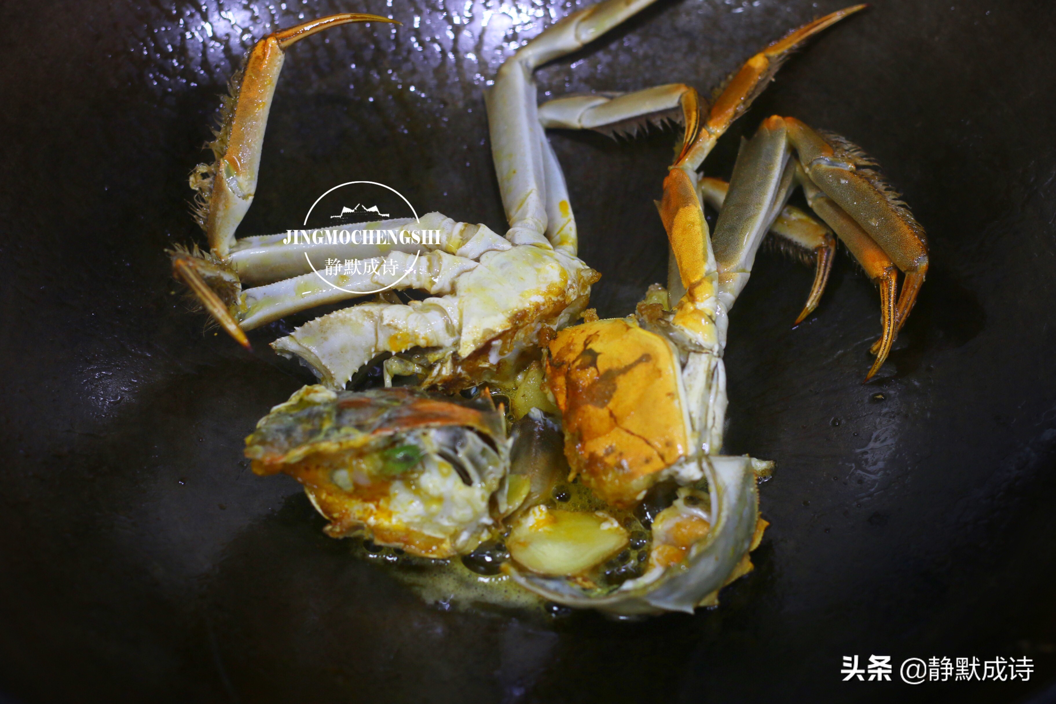 用螃蟹煮粥，味道不比清蒸差，把螃蟹处理好，粥又香又鲜没腥味