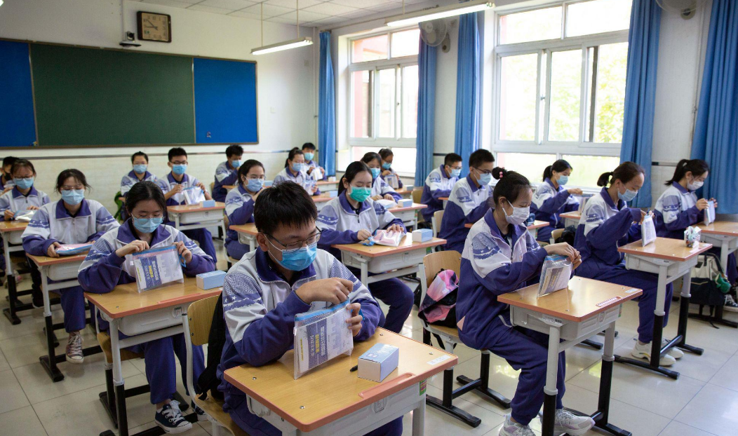 高考“悲催”考生出现，提前2小时到场，却因为拉链差点迟到