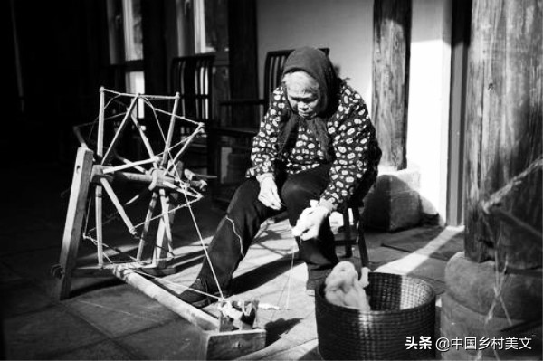 奶奶和她的纺线车