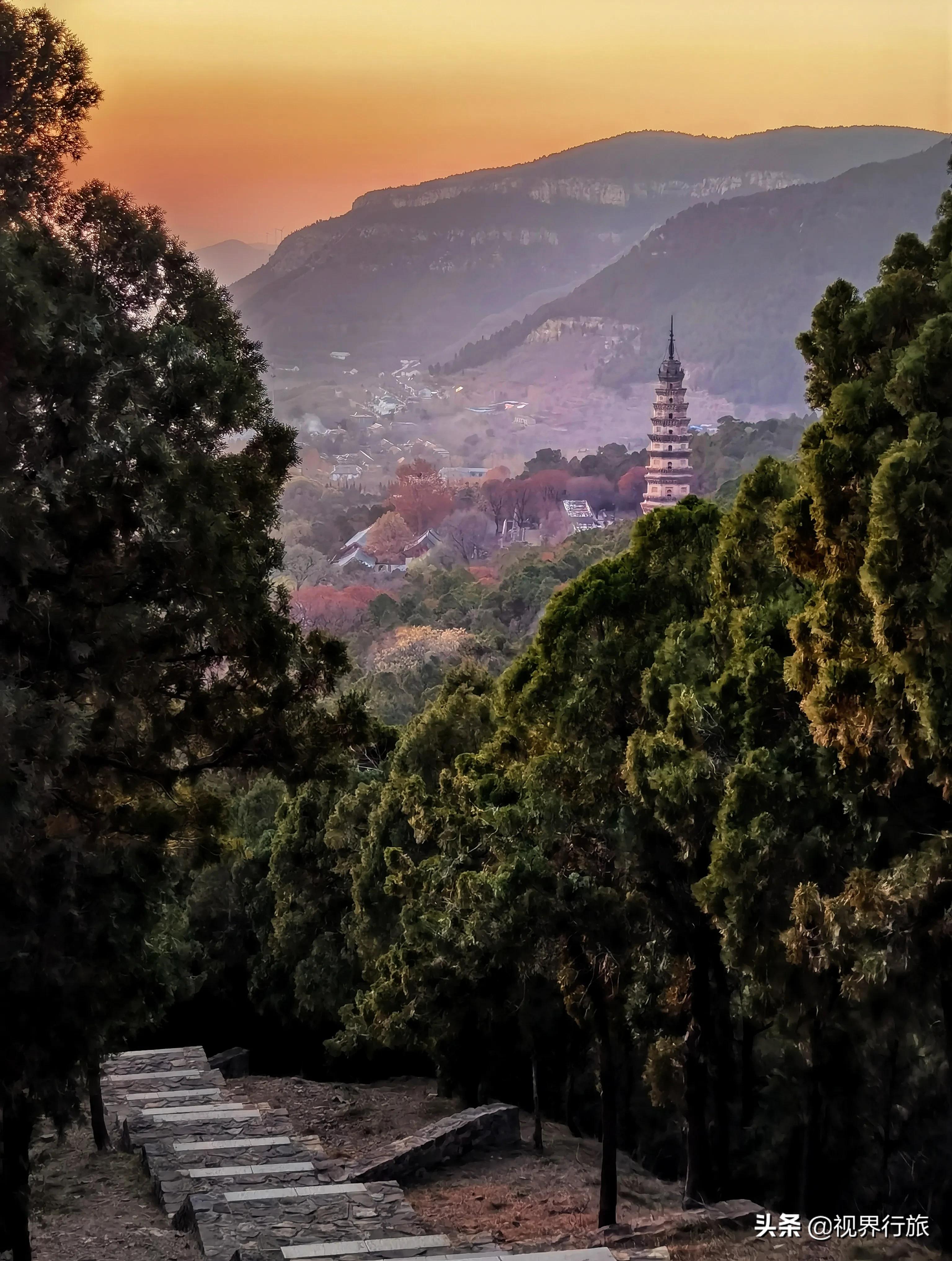 灵岩夕照珠树莲台谈经论道古刹冬韵喜柿来面壁参佛理,红墙护禅林红门