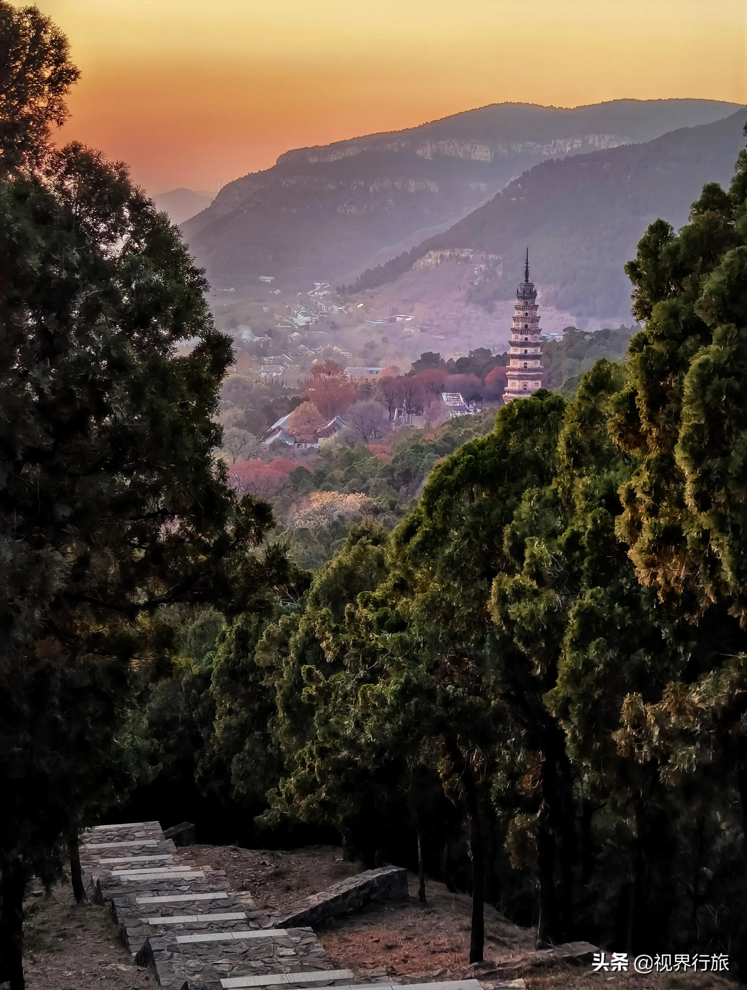 大雪存残迹,寻茶问道闲,深山藏古寺,幽谷向灵岩