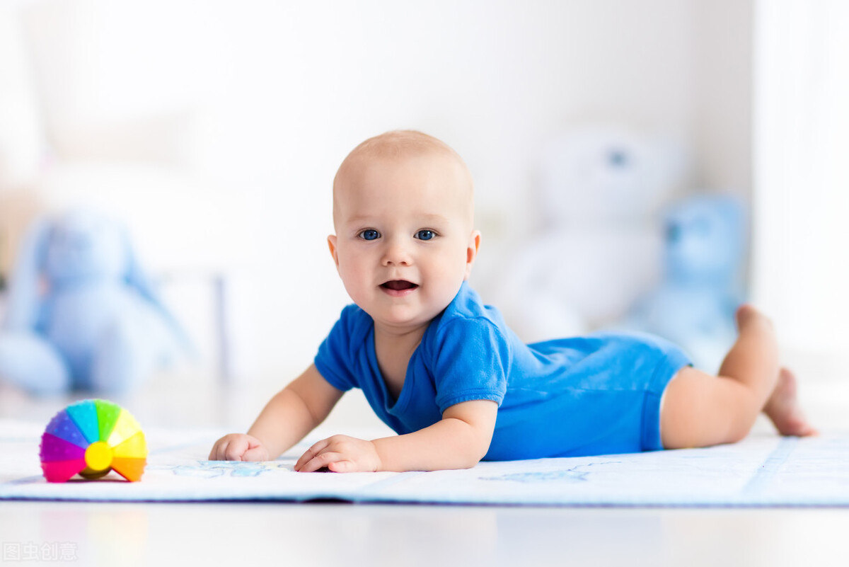 学会抬头能扩大宝宝视野，促进智力发育！宝宝几个月开始学抬头？