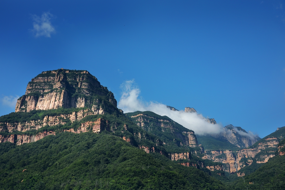 林州太行大峡谷，倒影青山，云雾飞扬，好一幅天然山水画卷