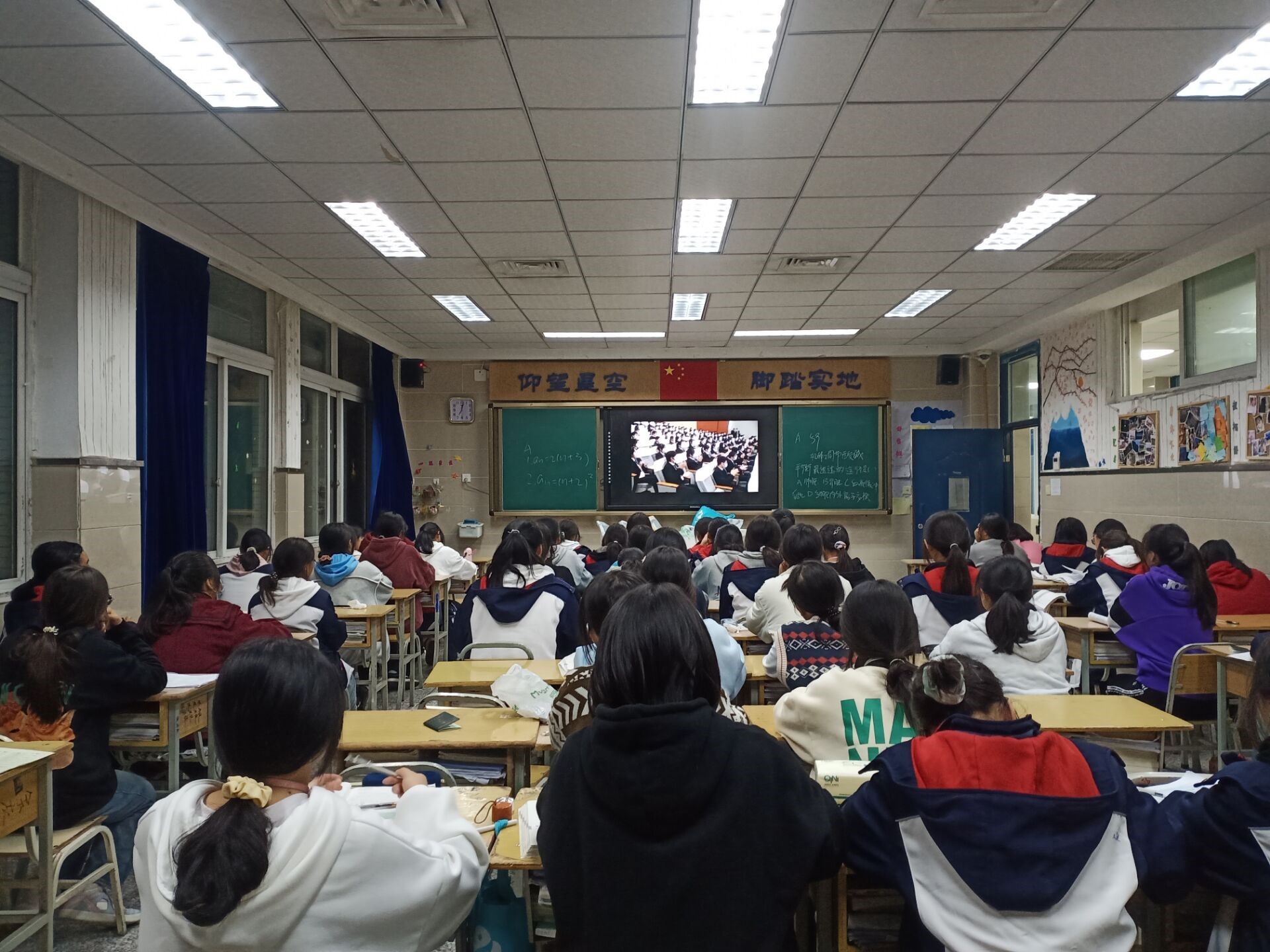 成都铁路卫生学校组织收看“资助育人·大国工匠进校园”节目