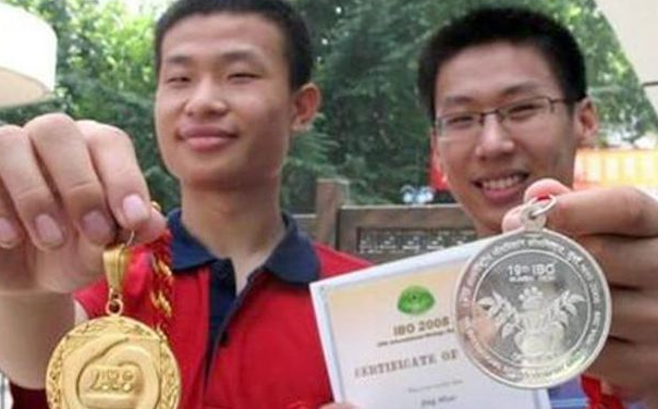 北大名人“韦神”年薪被曝光，收入看似可观，却无车无房