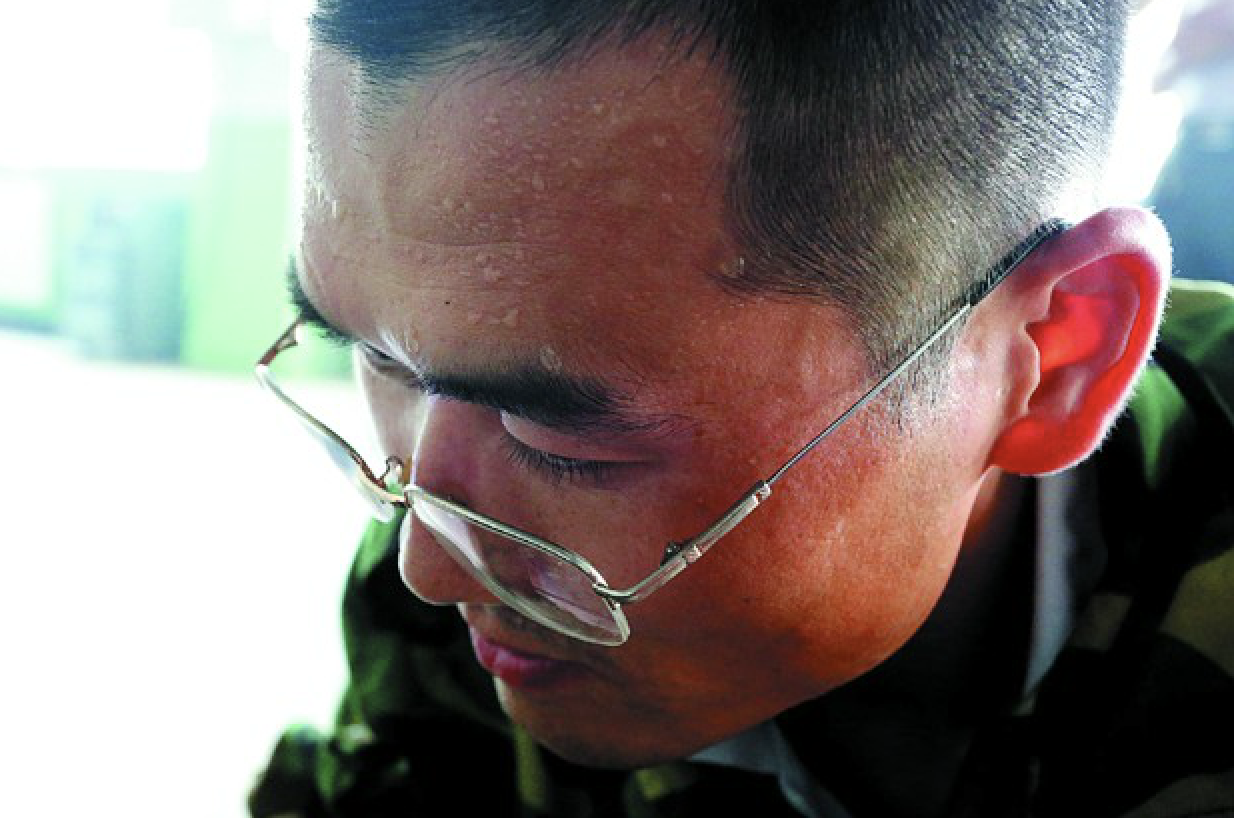 从研究生到电焊工；从坐办公室到去车间作业；青大文学硕士进技校“回炉”学电焊