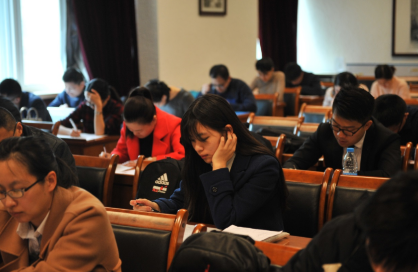 大学生要不要竞选班干部，过来人说：要，选对了利于就业