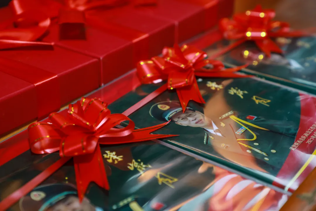 军官退役仪式，开始了