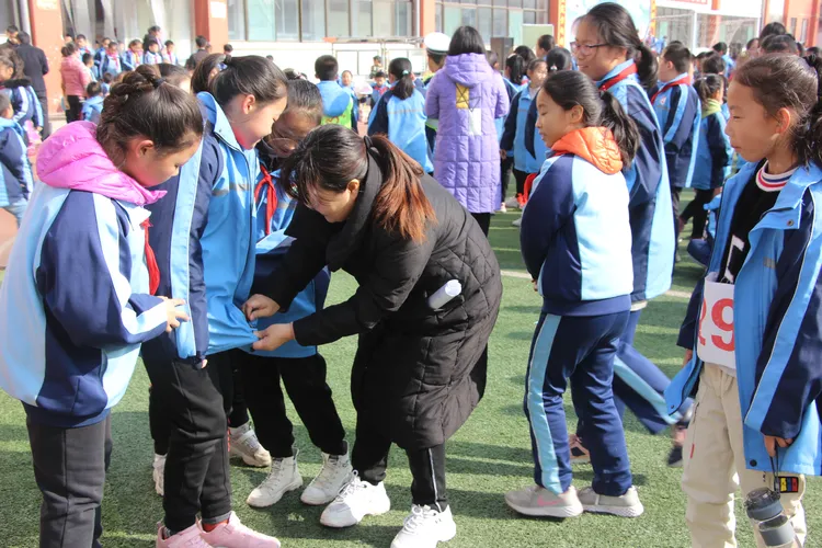 cba啦啦队王浩然(长治市屯留区树人小学顺利举行2019年秋季田径运动会)