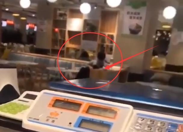 旁若无人！大学生在学校食堂做不雅之事被拍照发布，仅仅是丢脸？