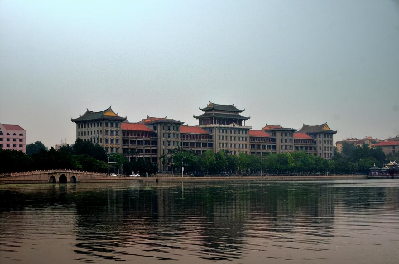 厦门高中的最新排名，集美中学第一，厦门第六中学排名第三