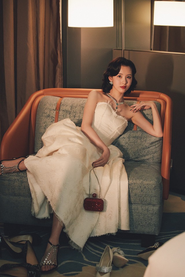 “校花”陈都灵长大了，穿一袭抹胸小礼裙挺有女人味，贵气感满满