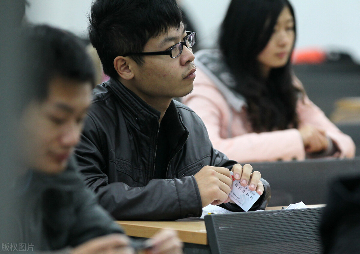 公务员考试，报万元培训班究竟有没有用？