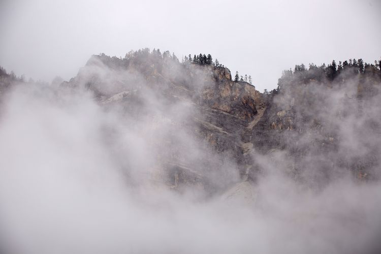 雪晴山色秀 云处有蓝天—雾漫雪山