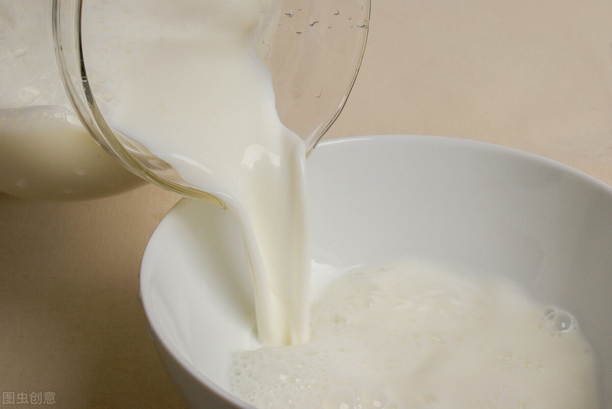 实体店牛奶55一箱，网上却卖45一箱，牛奶厂员工说出“实情”