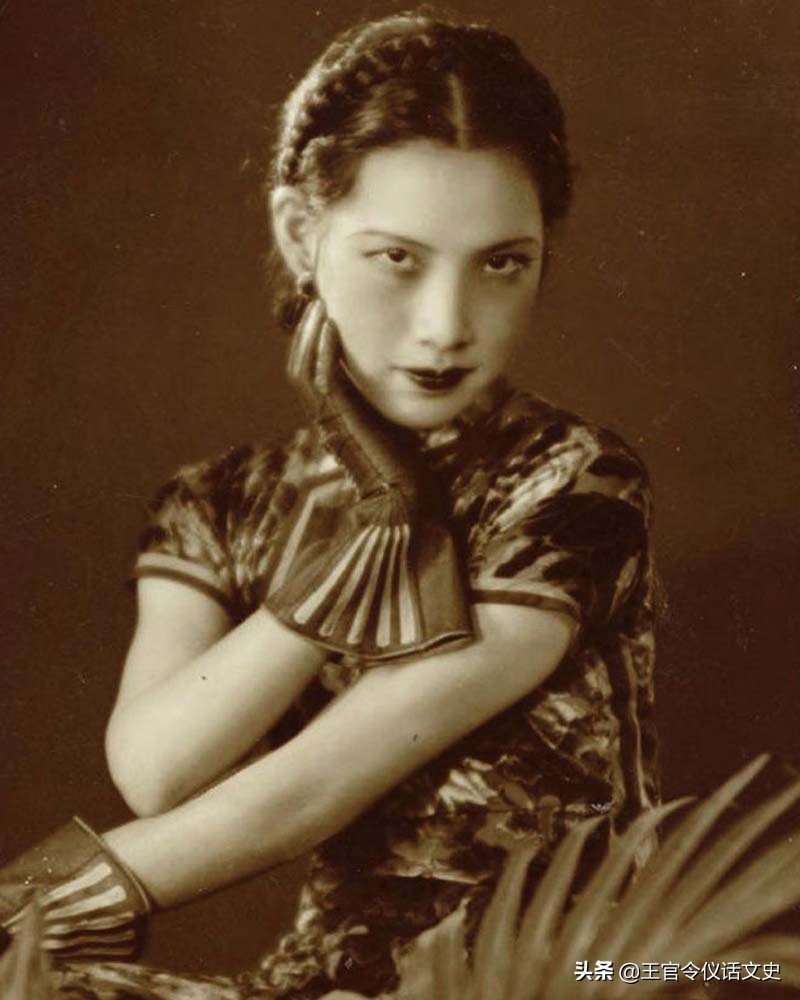 美貌不输胡蝶的胡萍，与南洋留学生同居，一个举动竟使男友自杀