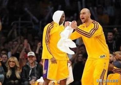 籃球比賽替補席座位有多少個（NBA一個不為人注意的地方，NBA替補席）