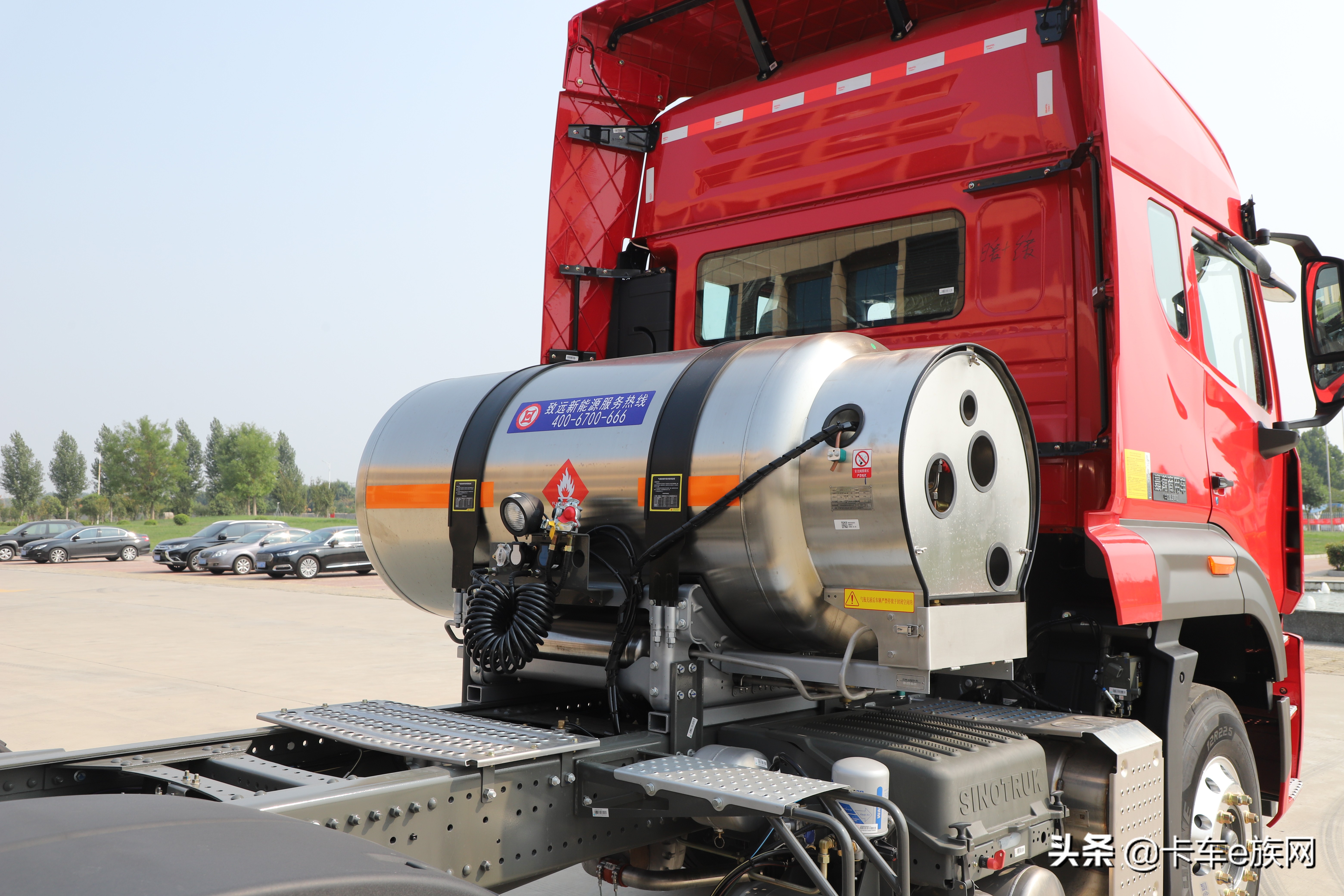 国六牵引车一样不烧尿素,中国重汽豪瀚LNG 6×4牵引车深度评测