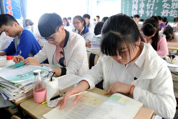 高中生“蚂蚁爬”字体火了，老师看后头皮发麻，如何破解成难题