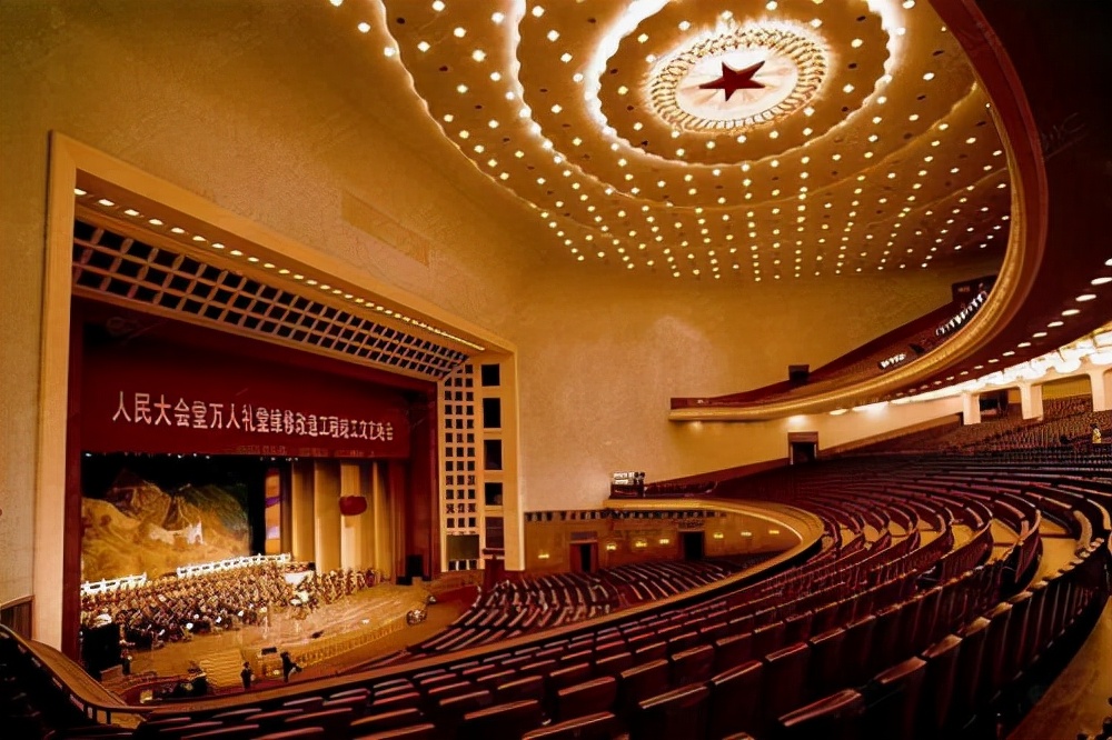 人民大会堂画作完成后，众人提议周恩来题词，却被拒绝：我不合适