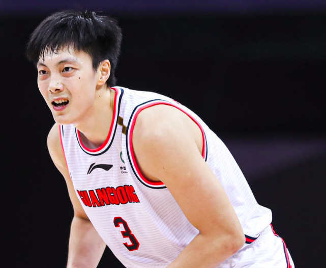 篮球比赛一节换人多少次（广东全场换人36次，杜锋用一招迷惑对手，让刘维伟布防全乱了套）