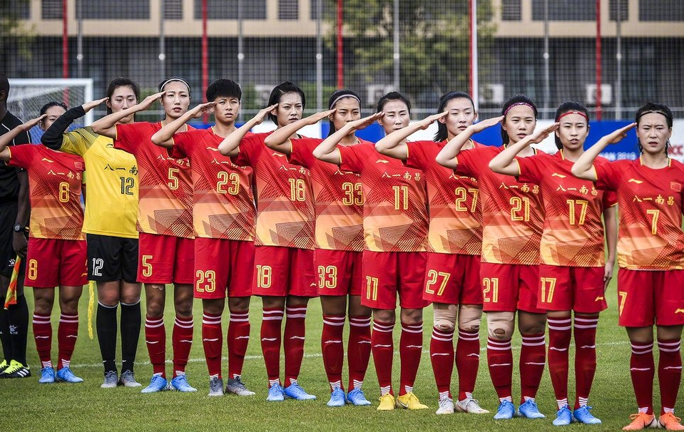 中国女足对阵巴西女(加时绝杀！10人中国女足2-1巴西进军运会决赛，奇兵登场5分钟破门)