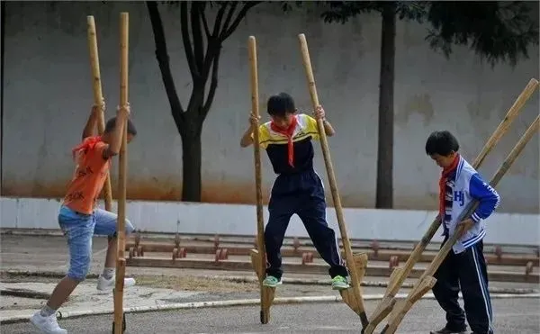 学校操场体育器材(乡村教师用废品为学生做上万件创意体育器材，不得不说他们太会玩)