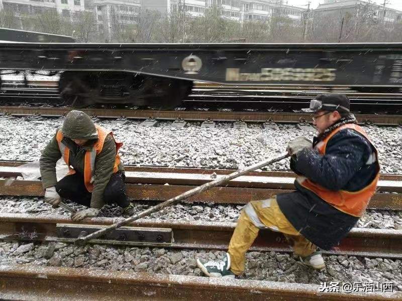 你的安全出行，离不开这些铁路上的风雪逆袭者~