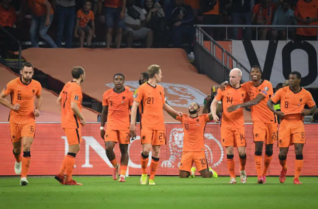 土耳其胜荷兰士气高涨状态正佳(世预赛-荷兰6-1土耳其升至榜首，巴萨新核戴帽，范加尔三战不败)