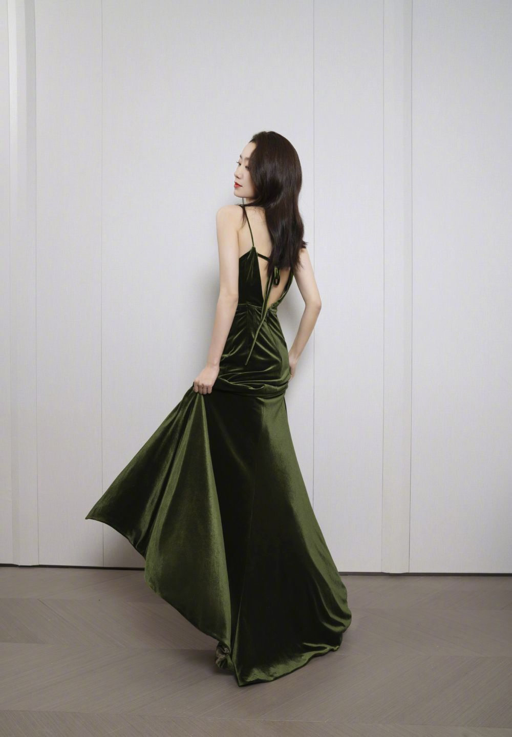 姚安娜穿大牌礼裙出席晚会!涂红唇露美背,却坐角落沦为背景板