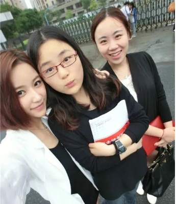 她是雪梨、林珊珊背后的真正推手，小妹的相却有大姐的范