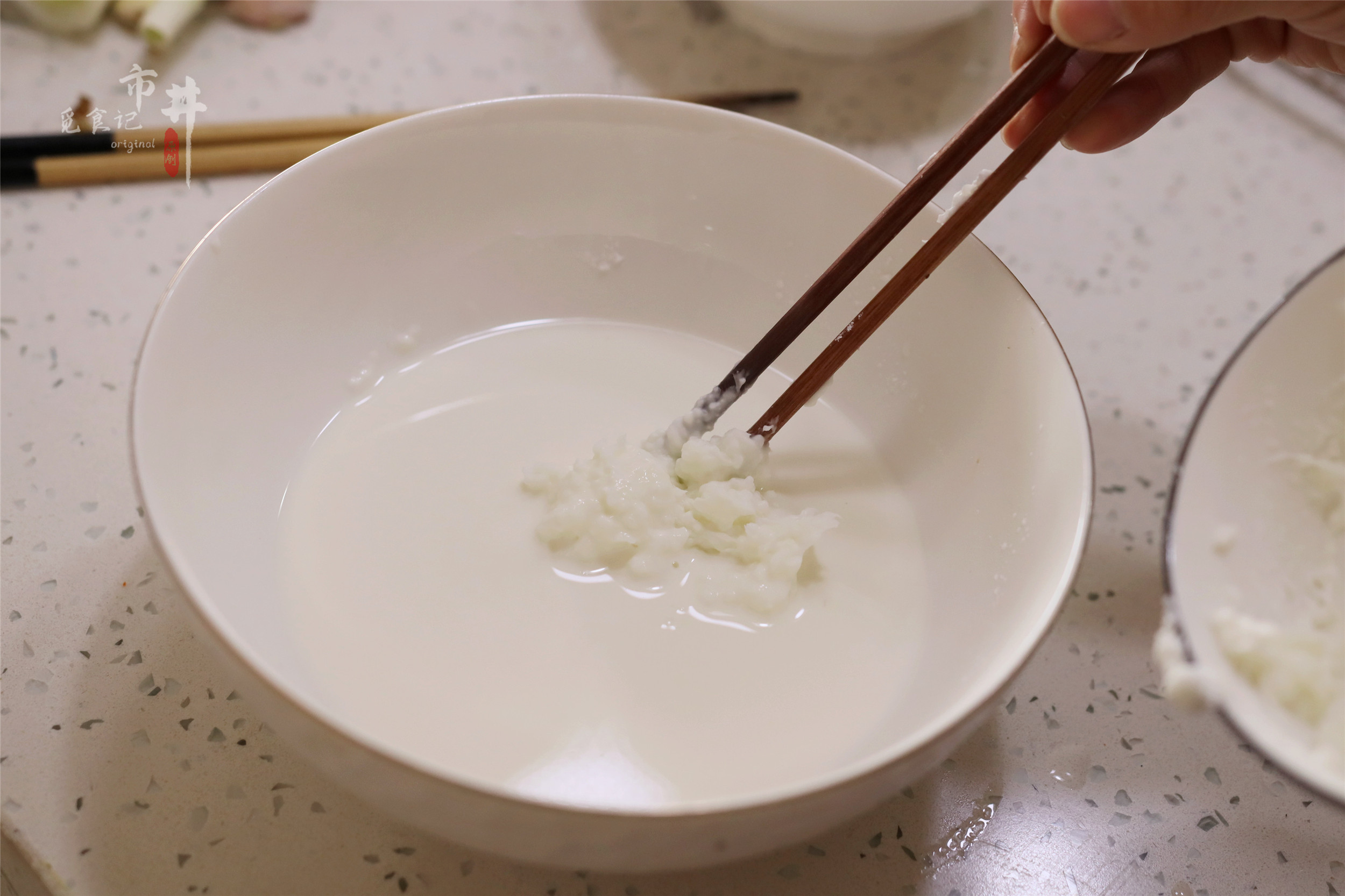 过年炸小鱼小虾，老手常用“生熟糊”，酥脆的掉渣，放凉也不回软